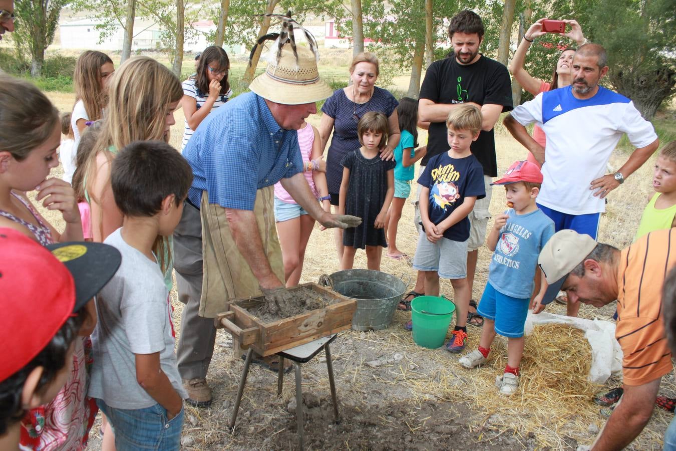 Taller de elaboración de adobes y juegos del ayer en la Semana Cultural de Cevico Navero (Palencia)