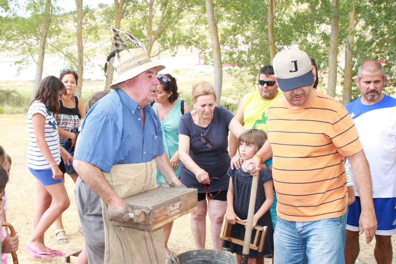 Taller de elaboración de adobes y juegos del ayer en la Semana Cultural de Cevico Navero (Palencia)