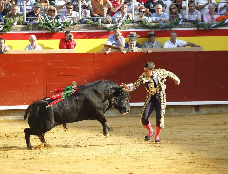 Padilla, El Fandi y Juan del Álamo en la segunda corrida de la feria de Palencia (1/2)