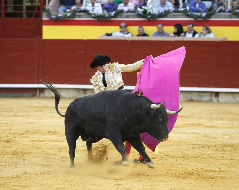 Padilla, El Fandi y Juan del Álamo en la segunda corrida de la feria de Palencia (1/2)