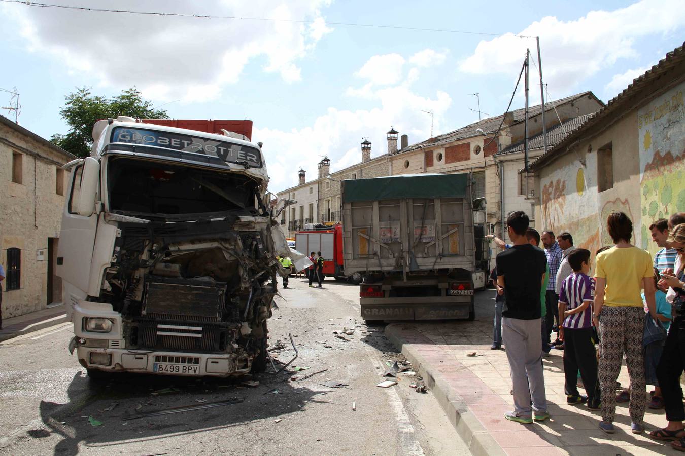 Dos camiones colisionan en la travesía de Campaspero (Valladolid)