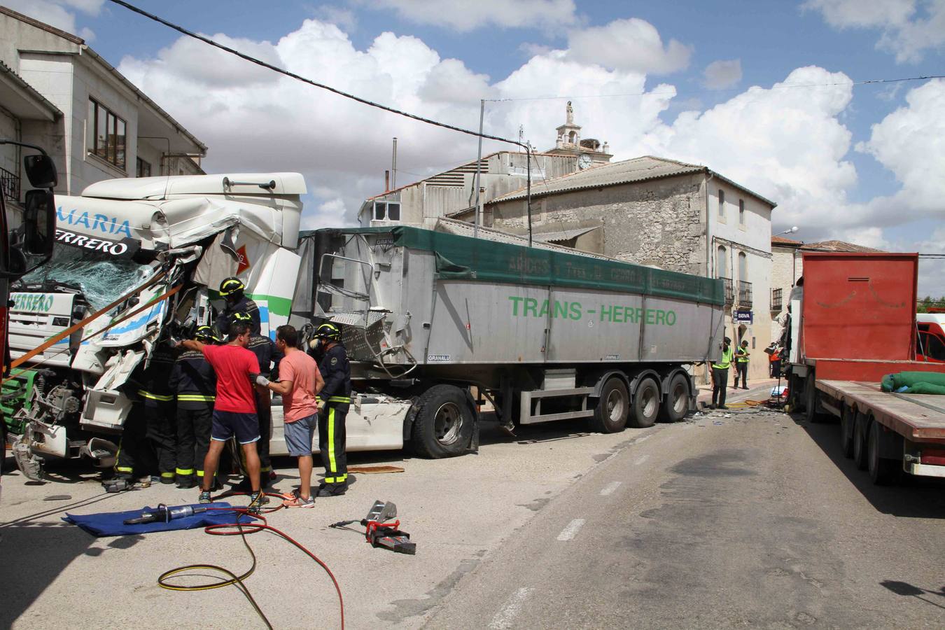 Dos camiones colisionan en la travesía de Campaspero (Valladolid)