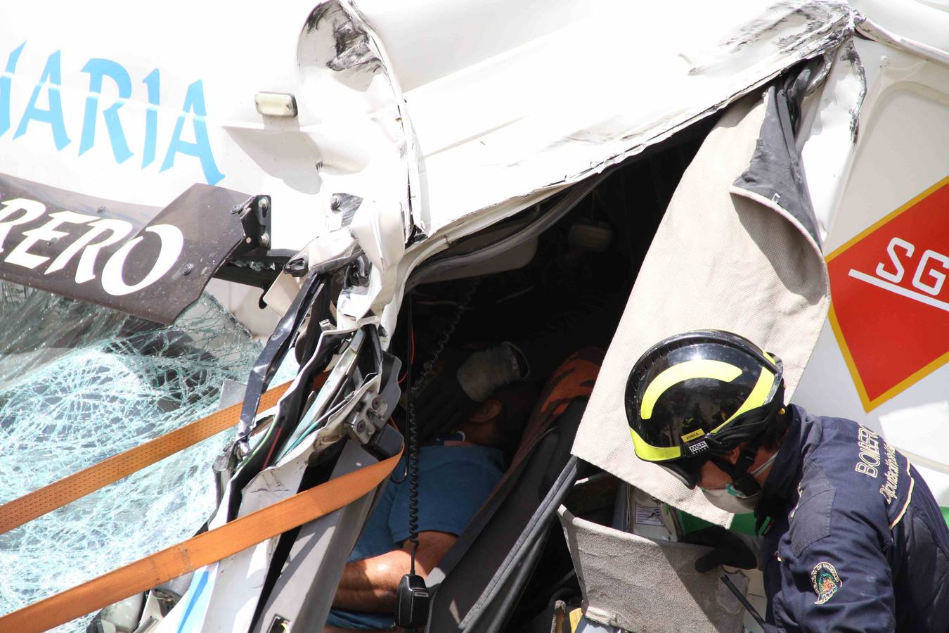 Dos camiones colisionan en la travesía de Campaspero (Valladolid)