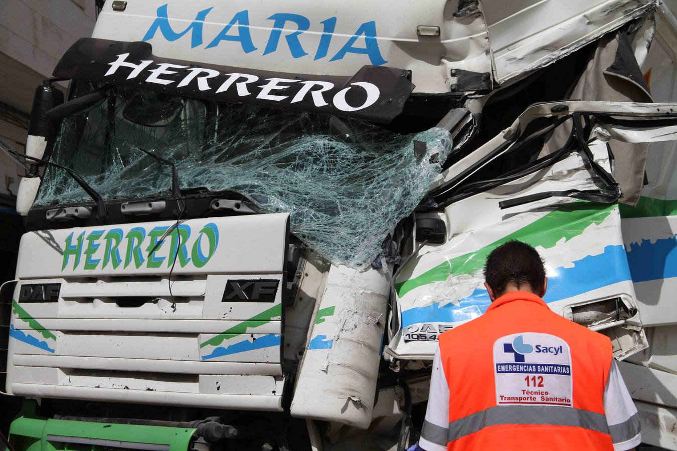 Dos camiones colisionan en la travesía de Campaspero (Valladolid)
