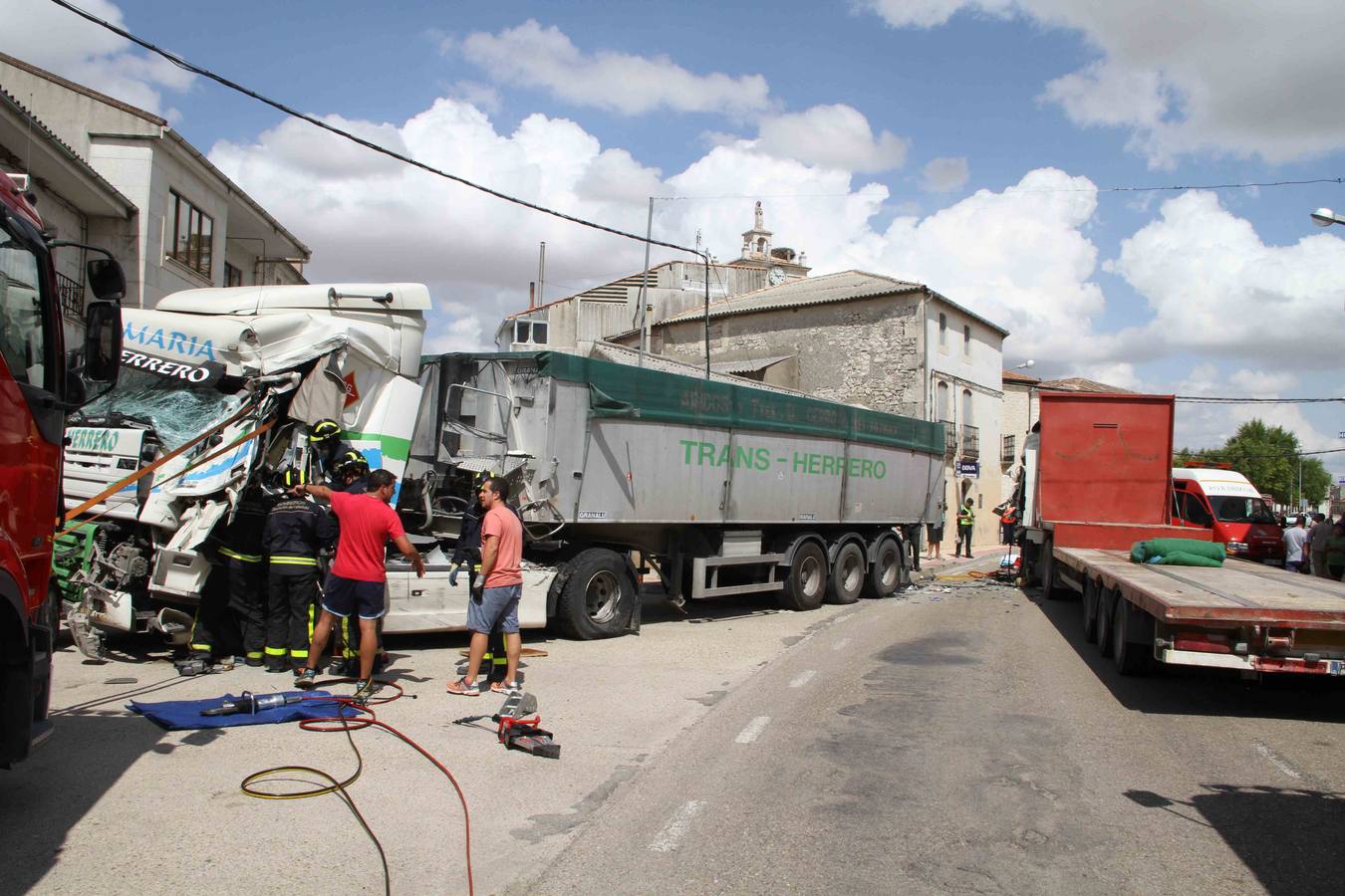 Dos camiones colisionan en la travesía de Campaspero (Valladolid)
