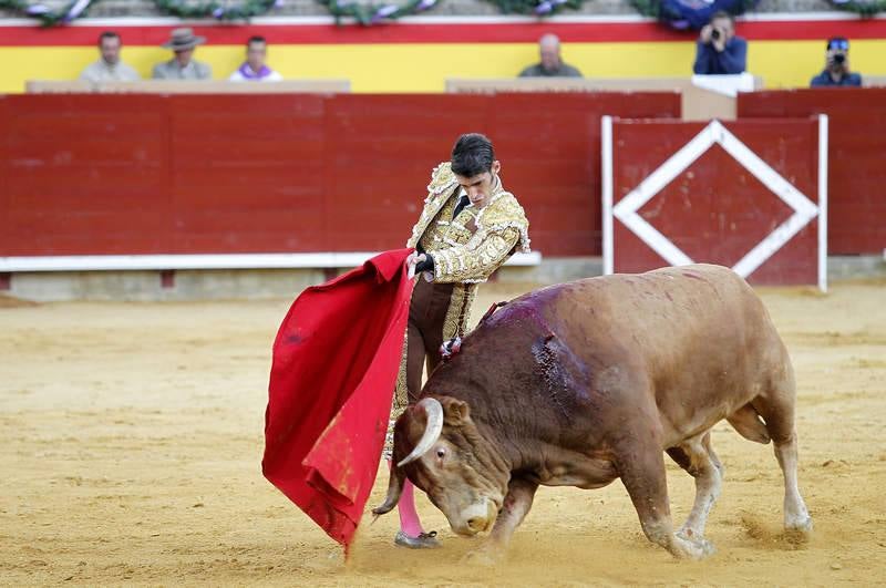 Enrique Ponce, Miguel Ángel Perera y Alejandro Talavante en la tercera corrida de la feria de Palencia (1/2)