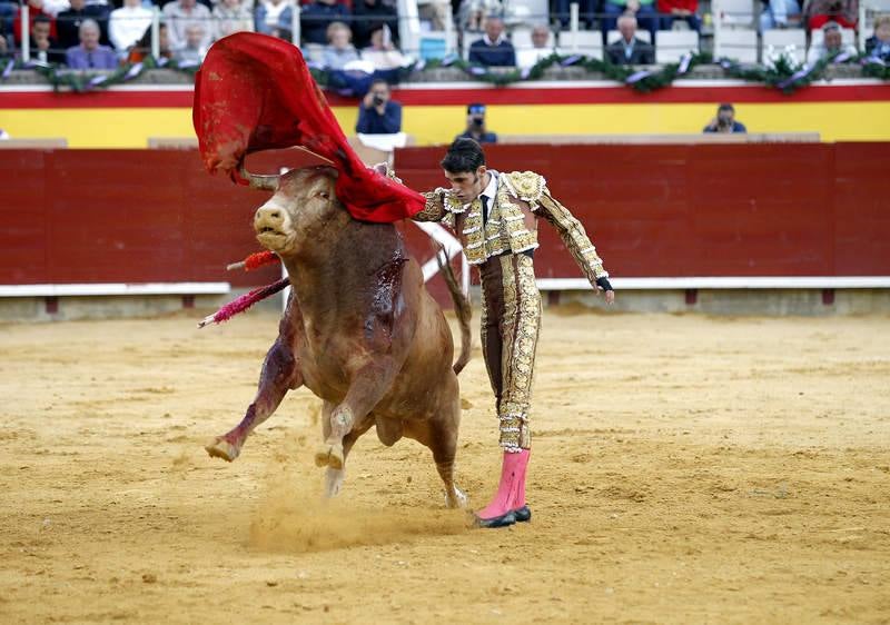 Enrique Ponce, Miguel Ángel Perera y Alejandro Talavante en la tercera corrida de la feria de Palencia (1/2)