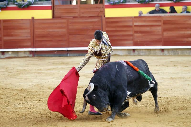 Enrique Ponce, Miguel Ángel Perera y Alejandro Talavante en la tercera corrida de la feria de Palencia (1/2)