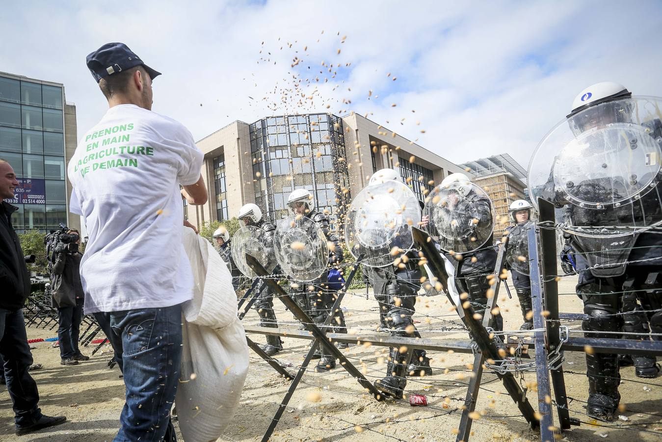 Miles de agricultores protestan en Bruselas contra la crisis del sector lácteo