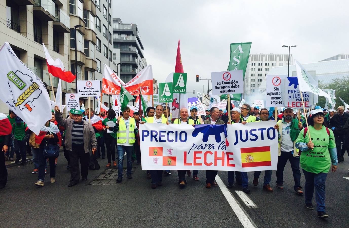 Miles de agricultores protestan en Bruselas contra la crisis del sector lácteo