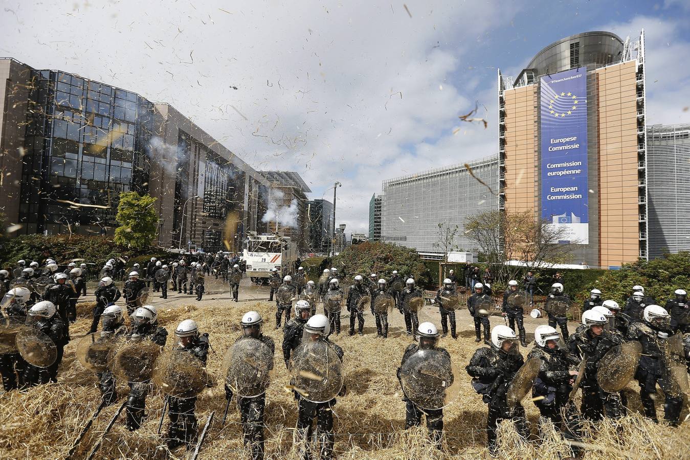 Miles de agricultores protestan en Bruselas contra la crisis del sector lácteo