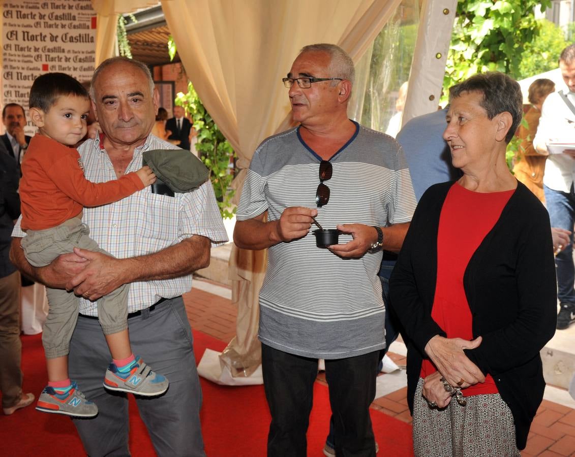 Luis Presa con su nieto Mateo Quijano; Antonio Presa y Mari Fuente Rodríguez, de la Asociación Ribera de Curtidores.