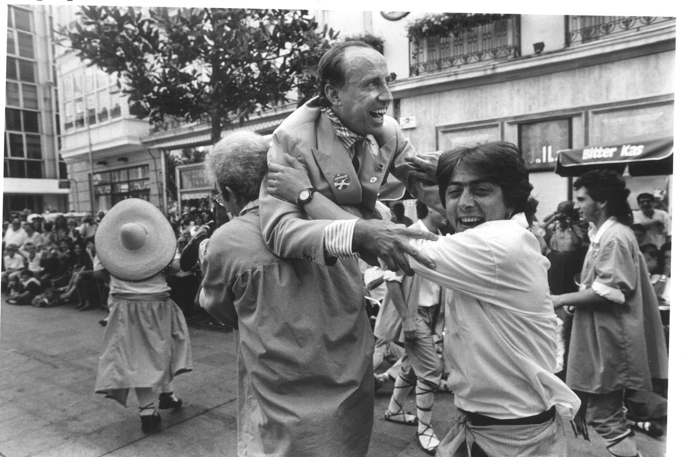 Ruiz-Mateos, a hombros en la tradicional fiesta de la Virgen Blanca de Vitoria en 1993.