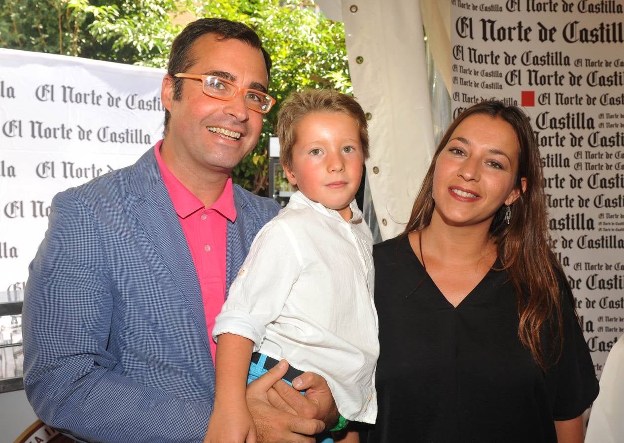 Javier Silva, de la Galería Javier Silva, con su mujer, Mara González, y su hijo Daniel.