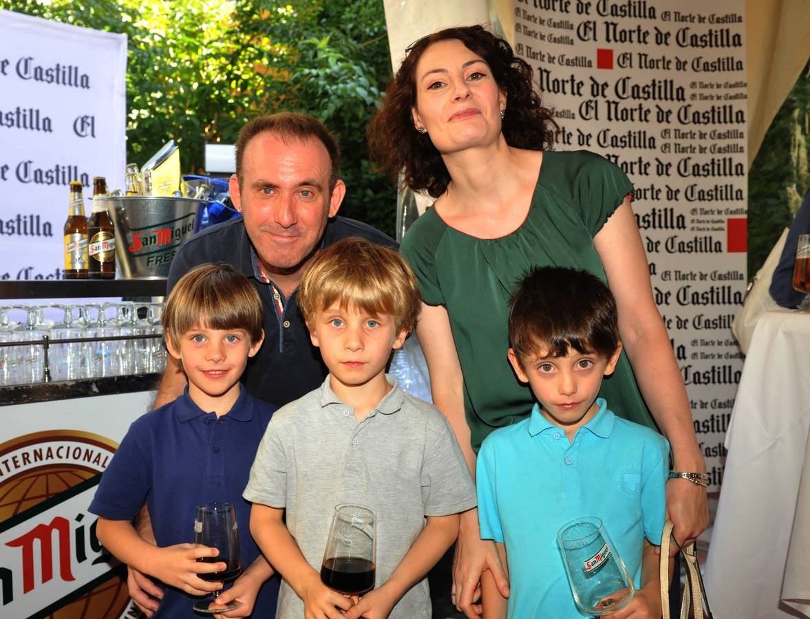 El diseñador de El Norte Kote Istúriz con su mujer, Almudena Blanco, y sus trillizos Víctor, Martín y Raúl.