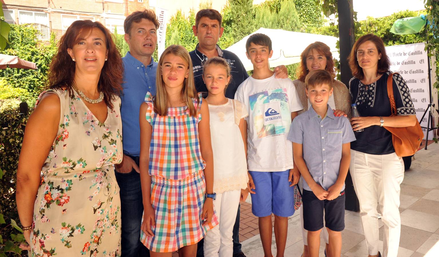 Pilar Mariscal, Roberto Vaquero (director del San Agustín), Jota de la Fuente (El Norte), Lidia Hernández y Laura Martín con los niños Irene de la Fuente, Paula Vaquero, Adrián de la Fuente y Víctor Vaquero.