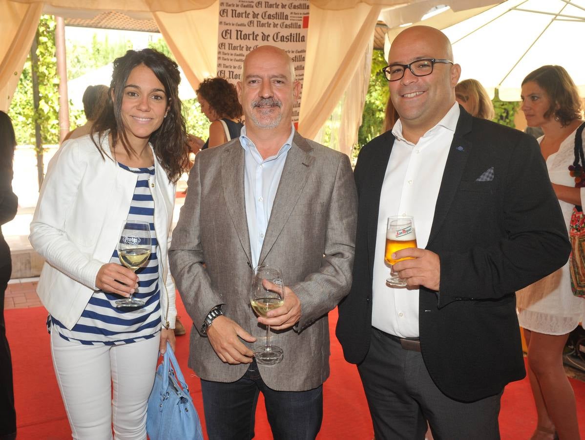 Lucía Arenales y Ximo Reig, de Media Markt, con Domingo Rodríguez, jefe de Publicidad de El Norte.