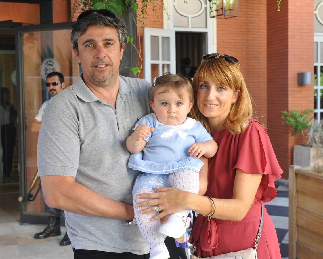 Nacho Barrasa y Mónica Luengo con su hija Naiara.