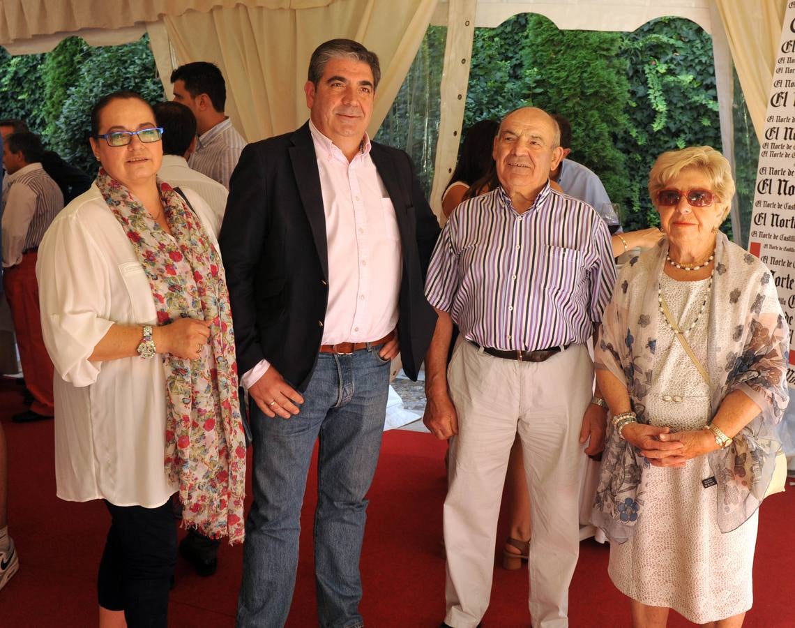 Mar García y Paco Herrera (Extealde) con los padres de este, Bernardino Herrera y María Luisa Pérez.