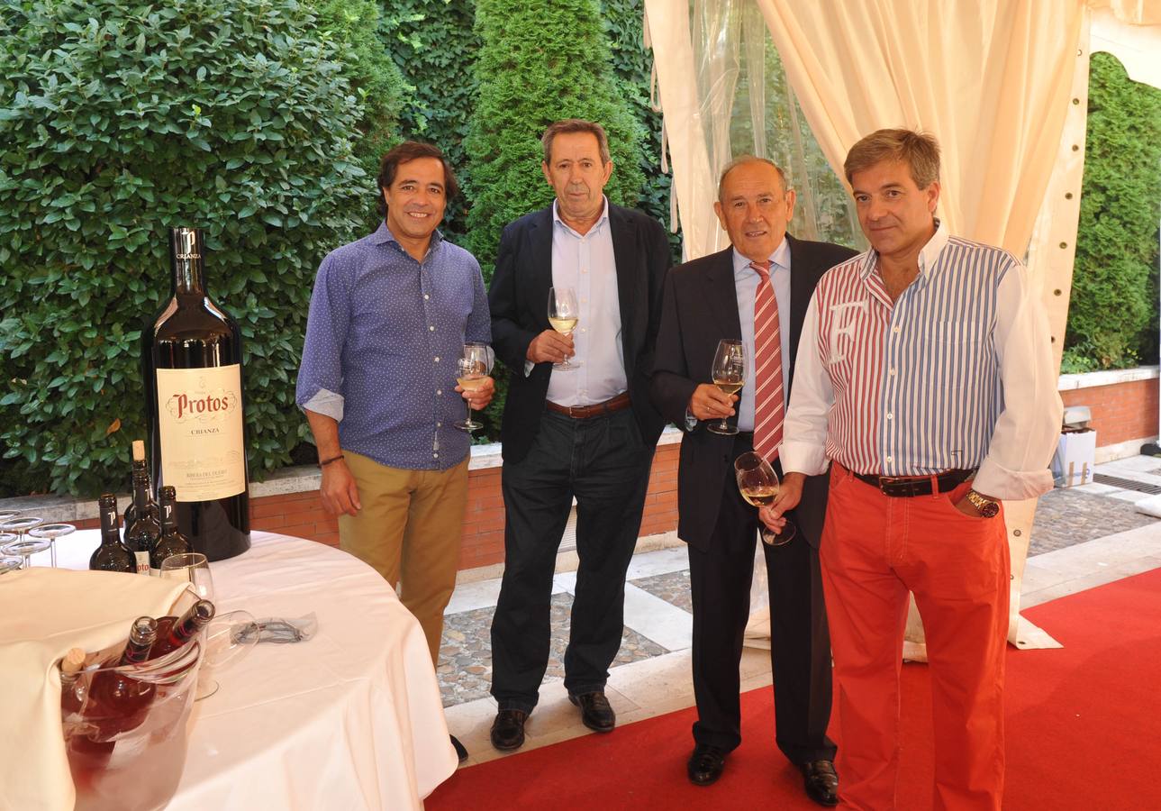 Manuel Salgado, director de Nuevos Negocios y Grandes Cuentas de El Norte; Alfonso Sanz, vicepresidente de Protos; Edmundo Bayón, presidente de Protos, y el director general del periódico, Ángel de las Heras.