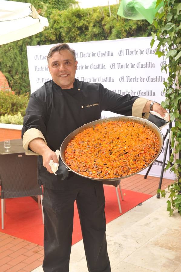 El chef del Meliá Recoletos, Carlos Herrero, saca uno de sus arroces.