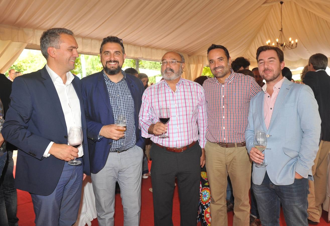 El secretario provincial del PSOE, Javier Izquierdo, charla con los miembros de la Cámara de Comercio: Roberto García (director general), Aniano Gago y Javier Gallo y con el director de Comunicación de Protos, Fernando Villalba.