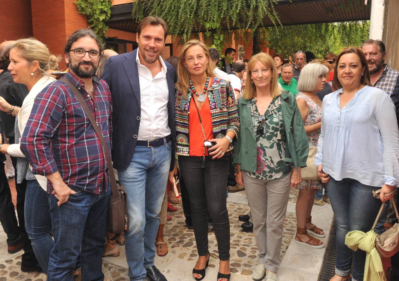 El periodista de El Norte Antonio García Encinas; el alcalde de Valladolid, Óscar Puente, y su mujer, la magistrada Laura Soria; Amparo Alonso y Mar Domínguez, jefa de Local del periódico.