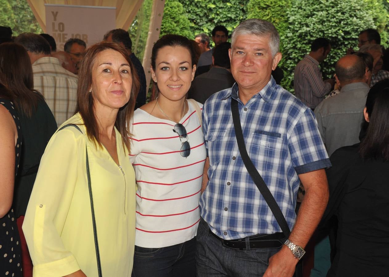 El diseñador de El Norte José Cuenca, con su mujer, Teresa Vinuesa, y su hija, Lorena.
