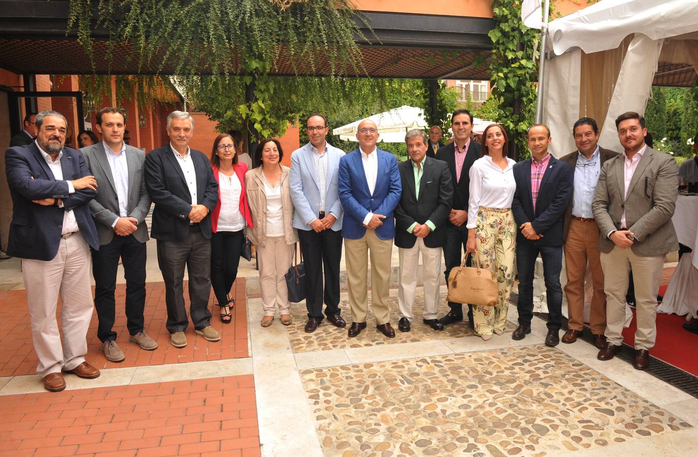 El equipo de gobierno de la Diputación de Valladolid. En la imagen, Conrado Íscar, Artemio Domínguez, Henar González, Natividad Casares, Víctor Alonso, Jesús Julio Carnero (presidente de la institución provincial), Guzmán Gómez, Inmaculada Toledano, Eduardo Marcos, Alberto Collantes y Alberto Magdaleno posan con el director general de El Norte de Castilla, Ángel de las Heras (séptimo por la izquierda).