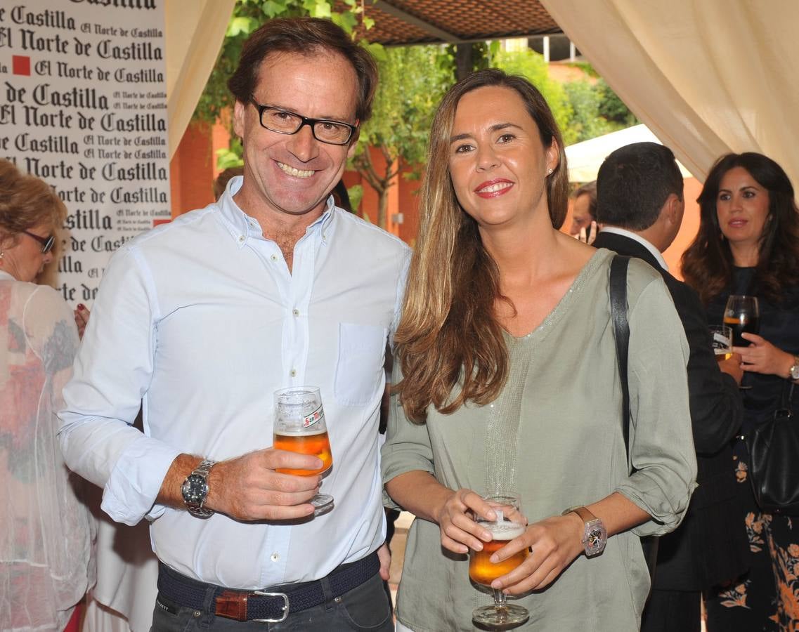 Alfonso León y Cristina Fontaneda, directora del Museo Patio Herriano.