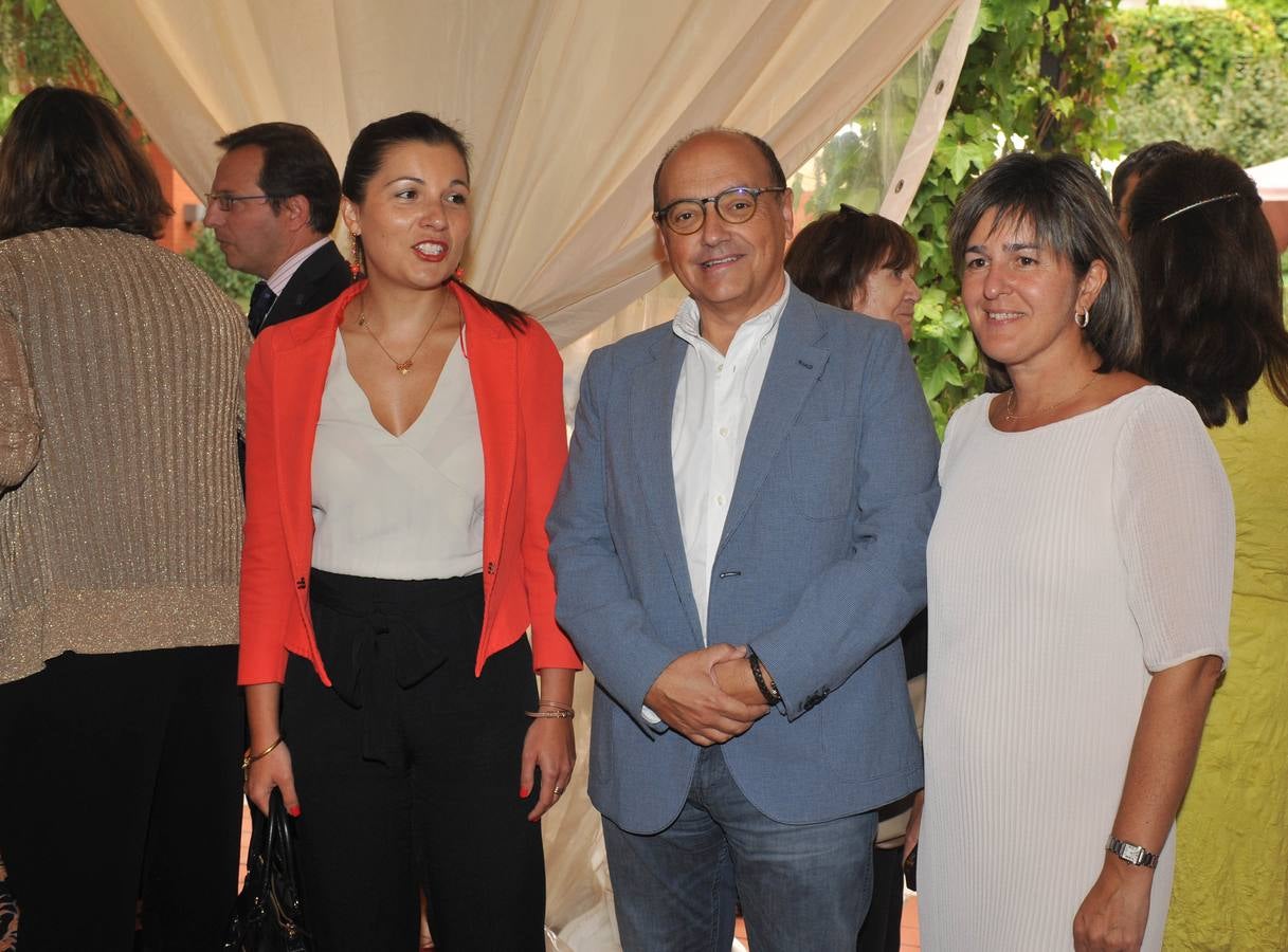 Soraya Mayo, presidenta de ATA, Rafael Monje (RMC Comunicación) y Charo López, directora de Marketing del periódico.