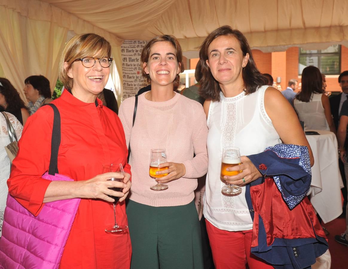 La directora del Museo de Escultura, María Bolaños, con su compañera Celia Guilarte y la periodista de El Norte Victoria Martín Niño.