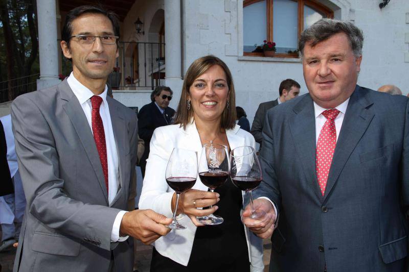 Ignacio Sáez (Servicios Jurídicos de la Junta) y Milagros Marcos, consejera de Agricultura, brindan con el presidente de la DO Ribera del Duero, Enrique Pascual.