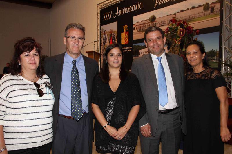 María Dolores Gálvez y su marido, Alfonso Moraleda, y Andrea Alonso (Makro), posan con Jesús Navarro (Carrefour) y su mujer, Rocío Muñoz.