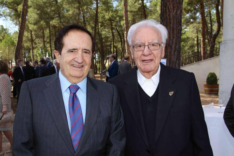 Juan José Lucas (vicepresidente del Senado) junto a fray Valentín de la Cruz, biógrafo de la familia Pérez Pascuas.