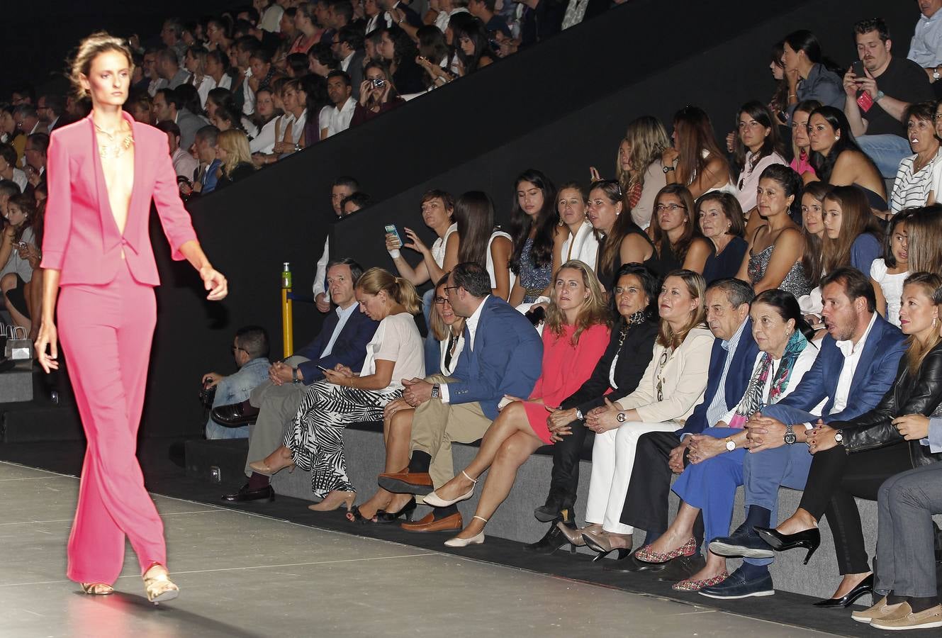 La consejera de Economía y Hacienda, Pilar del Olmo y el alcalde de Valladolid, Óscar Puente asisten al desfile de la diseñadora Vallisoletana, Esther Noriega en Mercedes-Benz Fashion Week