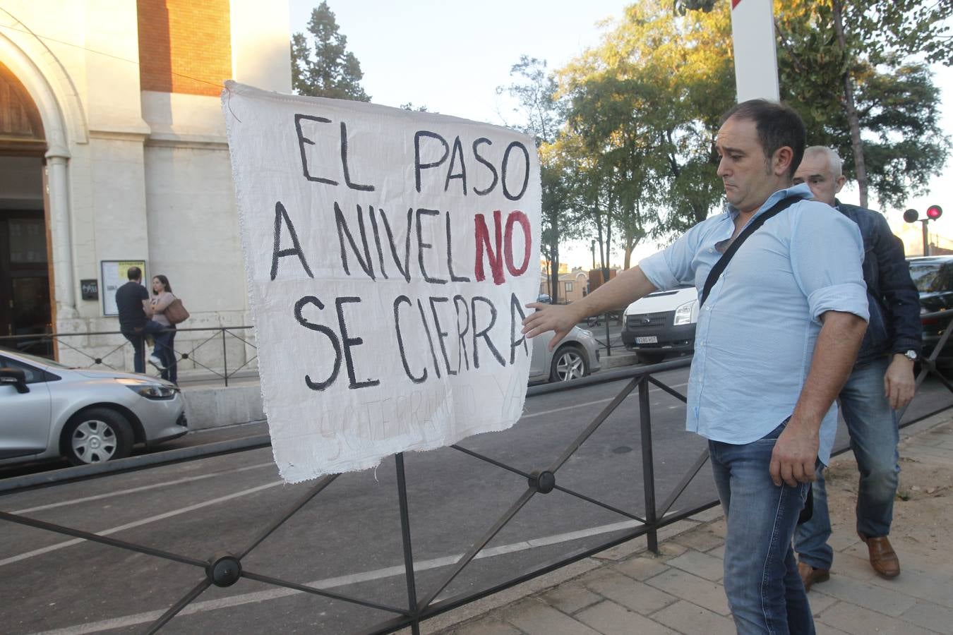 El alcalde de Valladolid, Óscar Puente, participa en una asamblea en la calle con vecinos de Pilarica