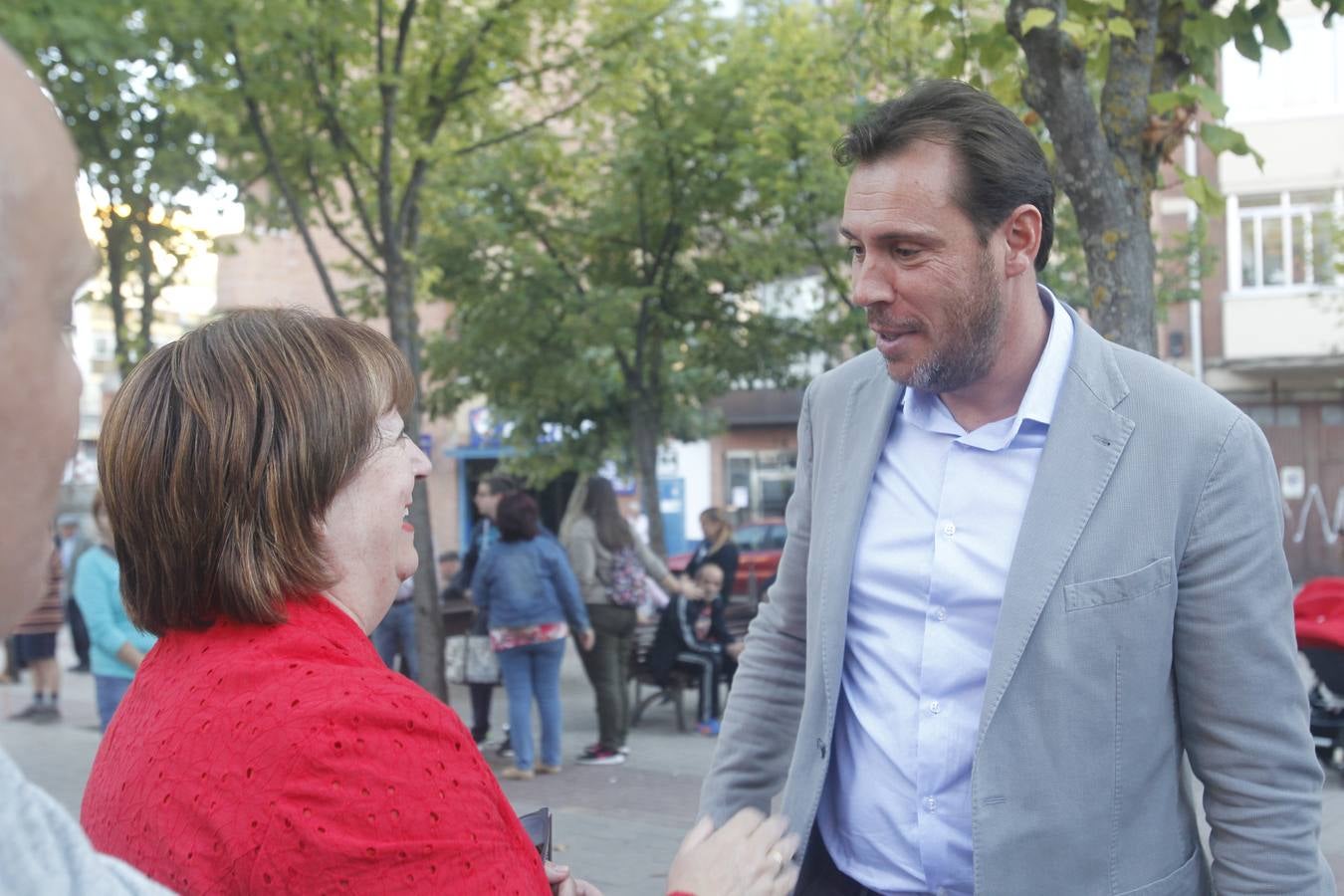 El alcalde de Valladolid, Óscar Puente, participa en una asamblea en la calle con vecinos de Pilarica