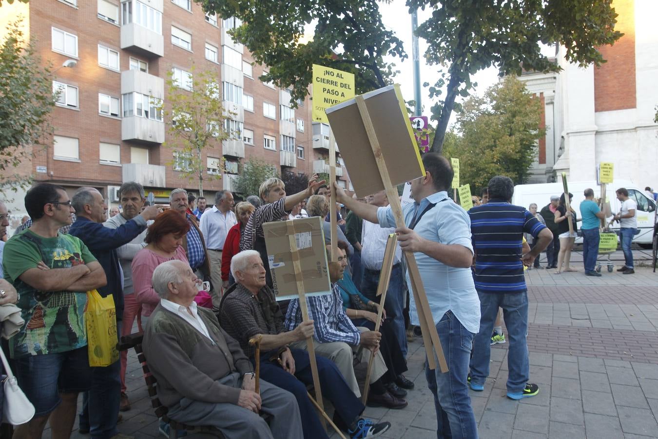 El alcalde de Valladolid, Óscar Puente, participa en una asamblea en la calle con vecinos de Pilarica