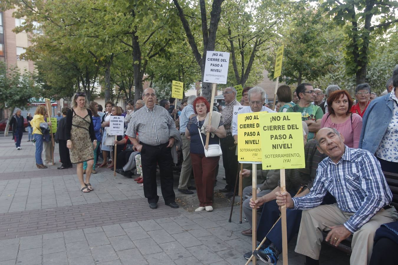 El alcalde de Valladolid, Óscar Puente, participa en una asamblea en la calle con vecinos de Pilarica