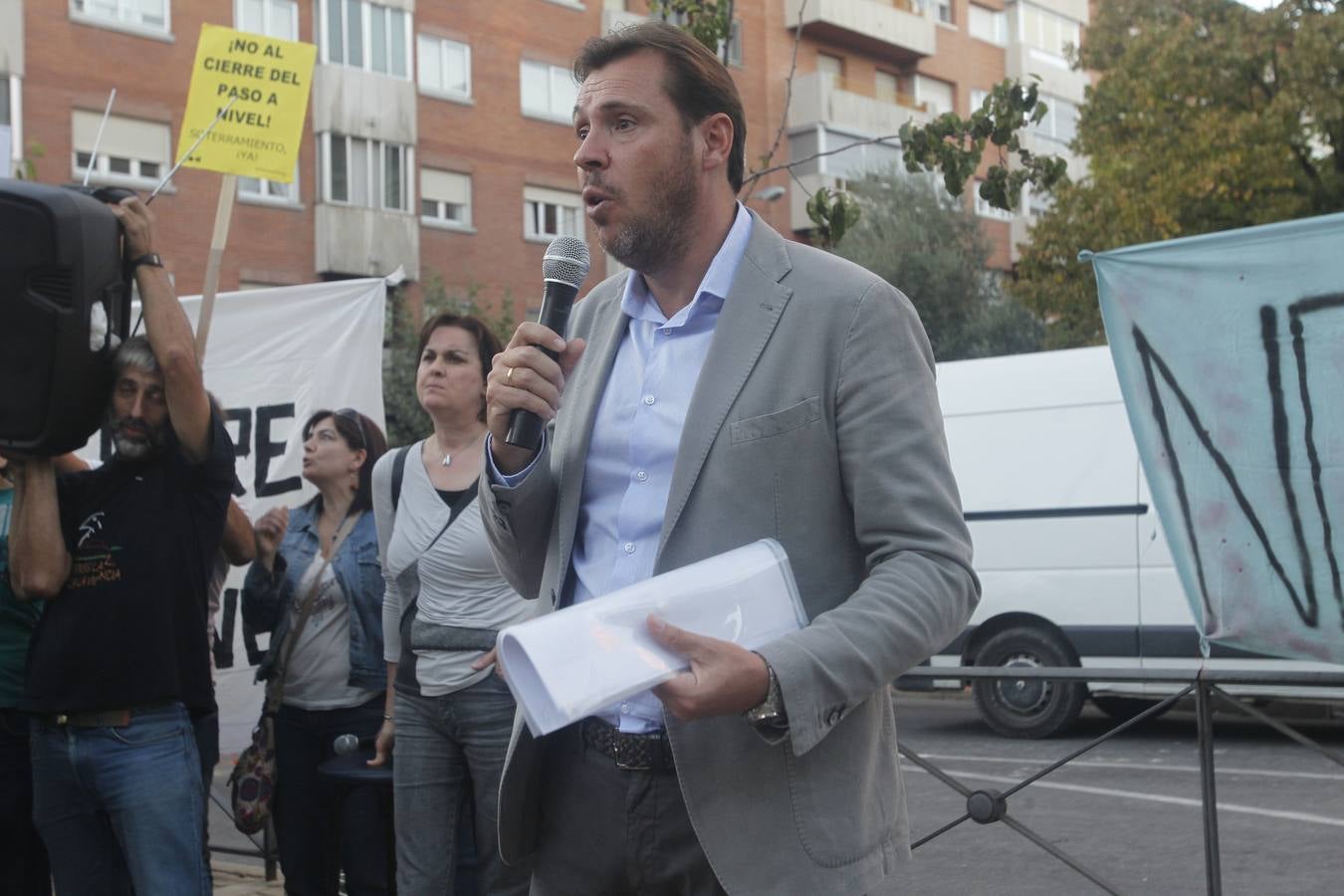 El alcalde de Valladolid, Óscar Puente, participa en una asamblea en la calle con vecinos de Pilarica