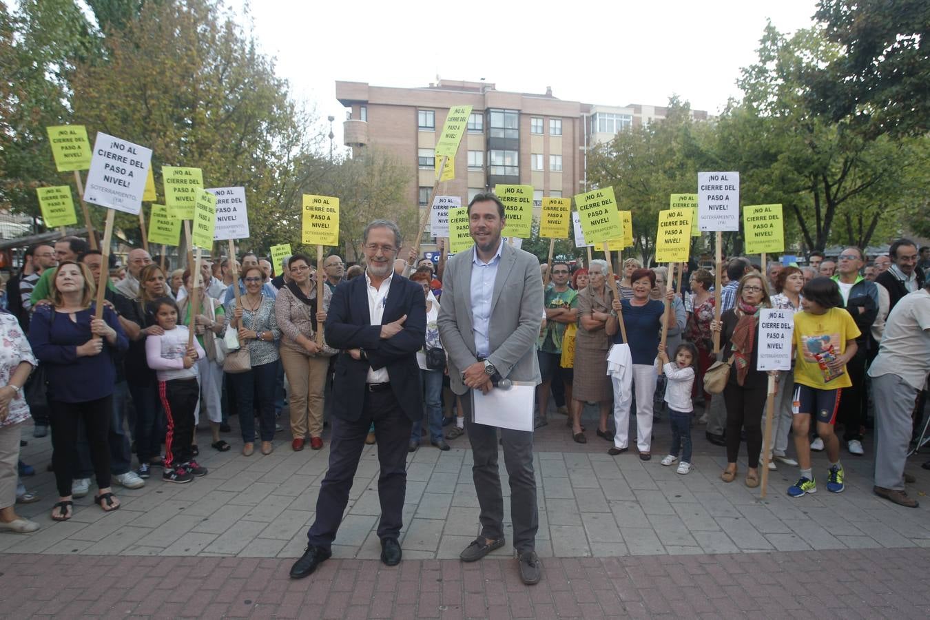 El alcalde de Valladolid, Óscar Puente, participa en una asamblea en la calle con vecinos de Pilarica