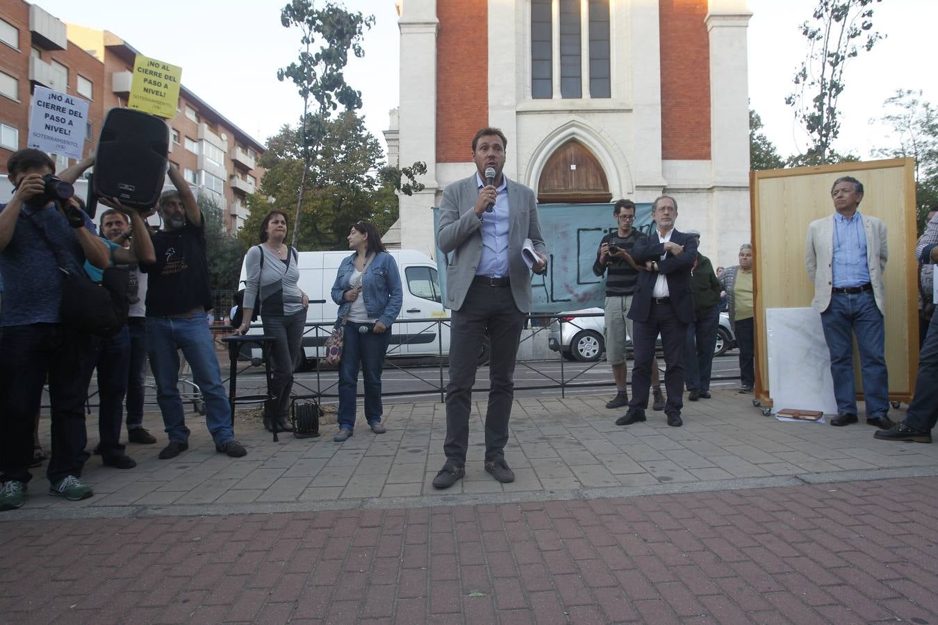 El alcalde de Valladolid, Óscar Puente, participa en una asamblea en la calle con vecinos de Pilarica