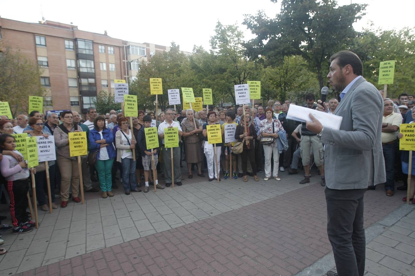 El alcalde de Valladolid, Óscar Puente, participa en una asamblea en la calle con vecinos de Pilarica