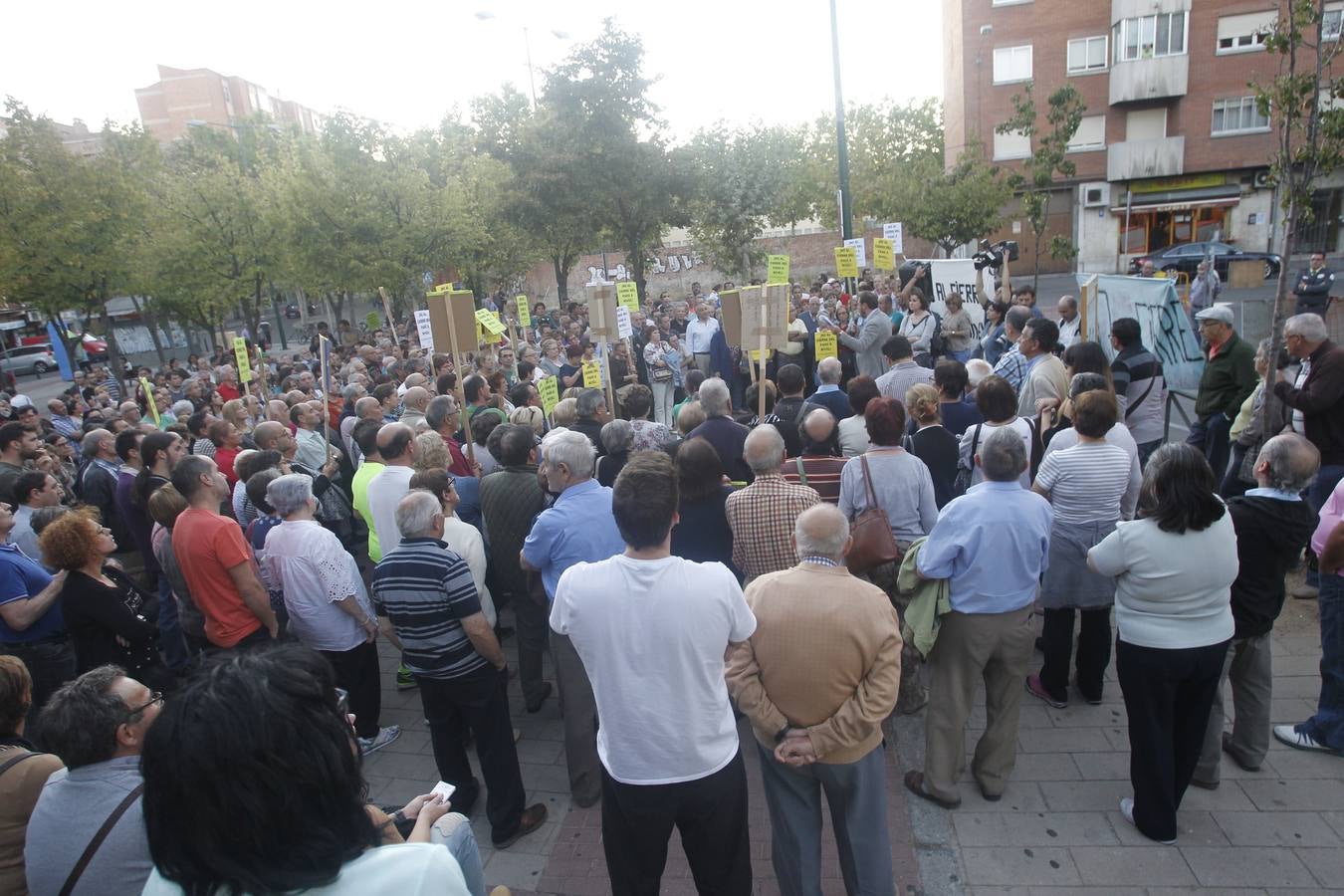 El alcalde de Valladolid, Óscar Puente, participa en una asamblea en la calle con vecinos de Pilarica