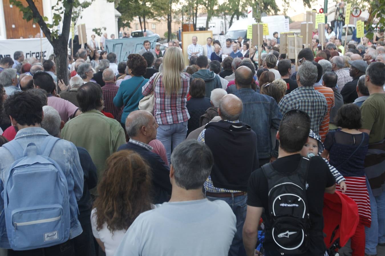 El alcalde de Valladolid, Óscar Puente, participa en una asamblea en la calle con vecinos de Pilarica