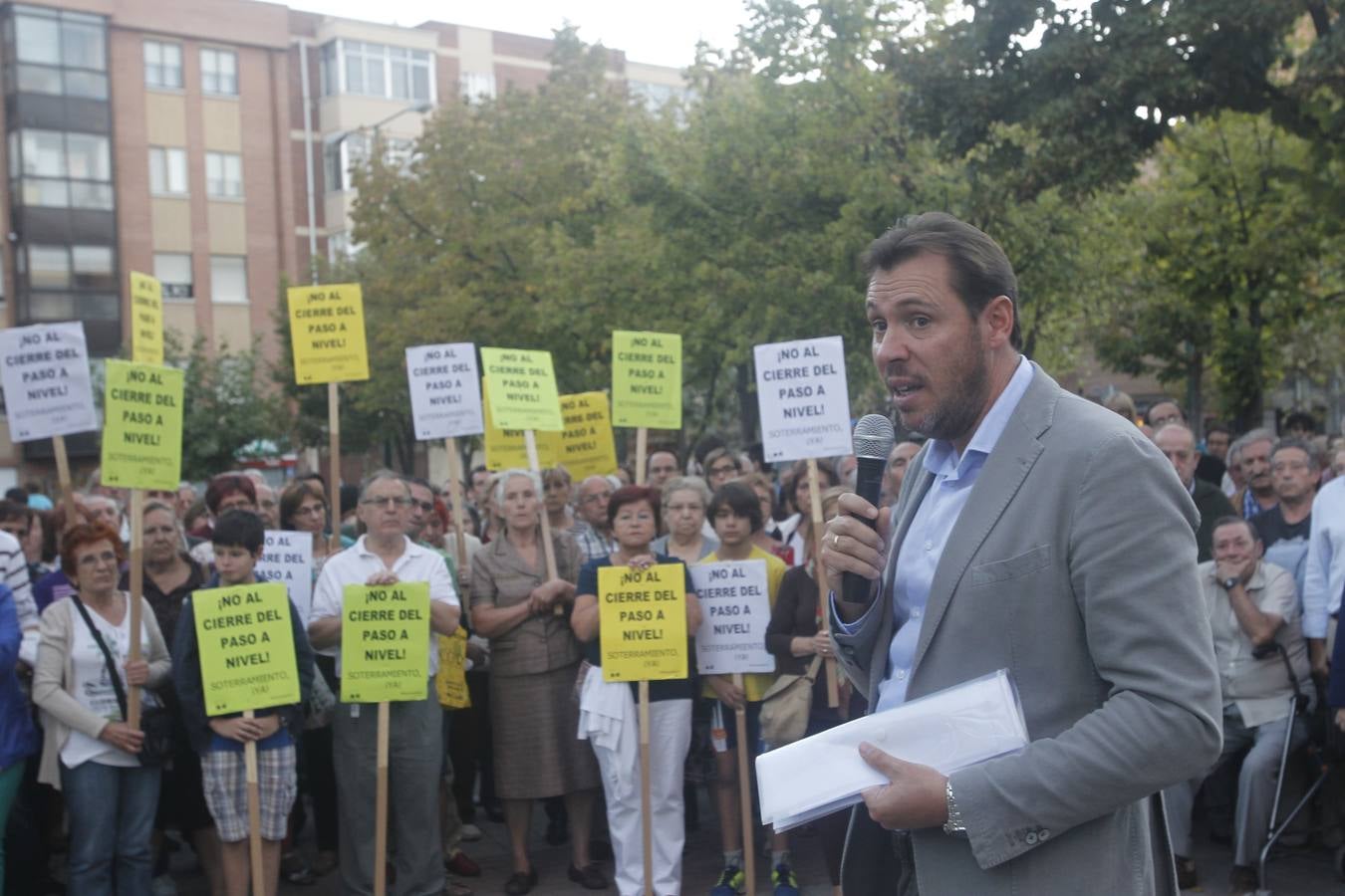 El alcalde de Valladolid, Óscar Puente, participa en una asamblea en la calle con vecinos de Pilarica