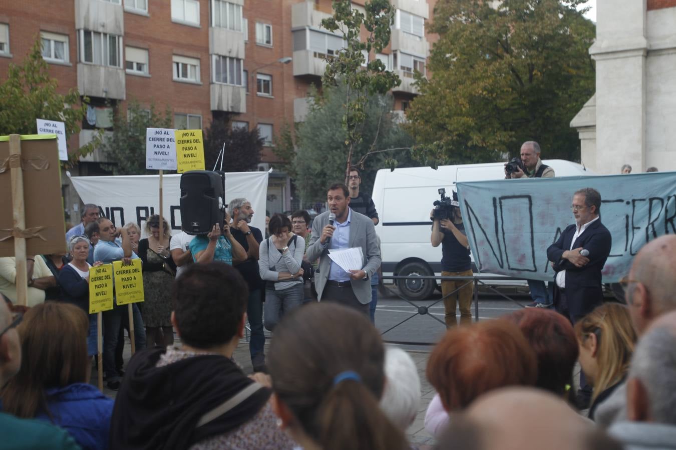 El alcalde de Valladolid, Óscar Puente, participa en una asamblea en la calle con vecinos de Pilarica