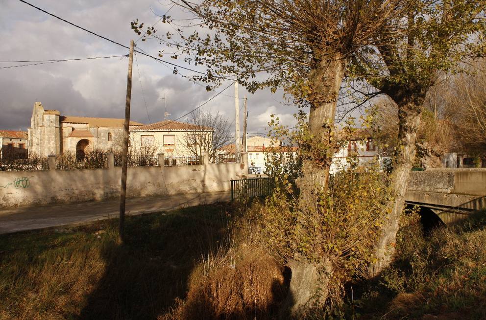 Cogollos. Burgos. Situado a 16 kilómetros de Burgos. Anteriormente pertenecía al partido judicial de Lerma en la comarca de Arlanza, pero al quedar urbanísticamente integrado en el Alfoz de Burgos se produjo el cambio.