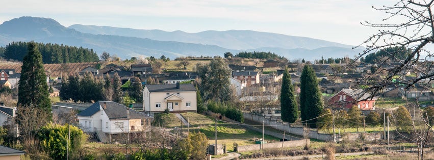 Cabañas Raras (León). Municipio situado en la comarca de El Bierzo. Forma parte de la zona de producción de seis productos que sobresalen por su calidad: el vino, la manzana reineta, el pimiento, el botillo, la cecina y la pera. Esta zona es rica en agricultura, con cultivos de frutales, viñas y productos de la huerta.